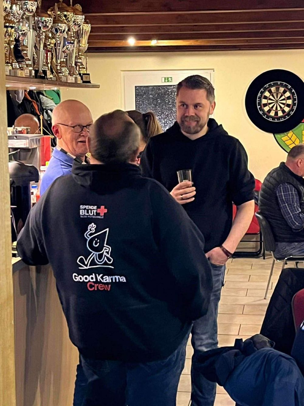 Joachim Duin im Gespräch mit Mitgliedern verschiedener Vereine im Vereinsheim des Schützenvereins Hesel