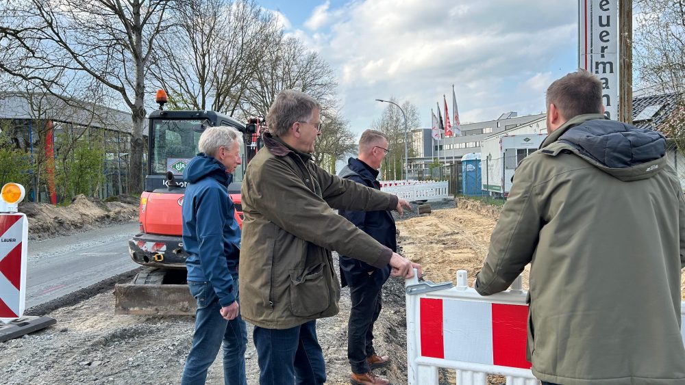 Ortstermin an der Baustelle in Wehrden in Hesel mit Joachim Duin und weiteren Vertretern der Gemeinde
