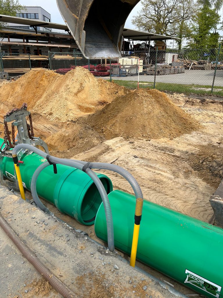 Neuer Regenwasserkanal aus Polypropylen auf der Baustelle in Wehrden in Hesel
