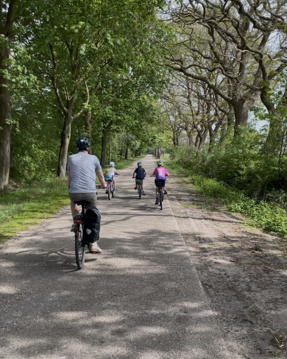 Joachim Duin fährt mit seinen Kindern Fahrrad in der Samtgemeinde Hesel während des STADTRADELN