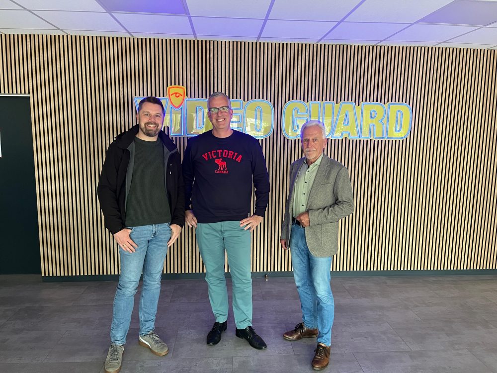 Joachim Duin, Oliver Galle, Jörn Windler und Hans-Hermann Joachim beim Unternehmensbesuch bei VIDEO GUARD im Gewerbegebiet Hesel