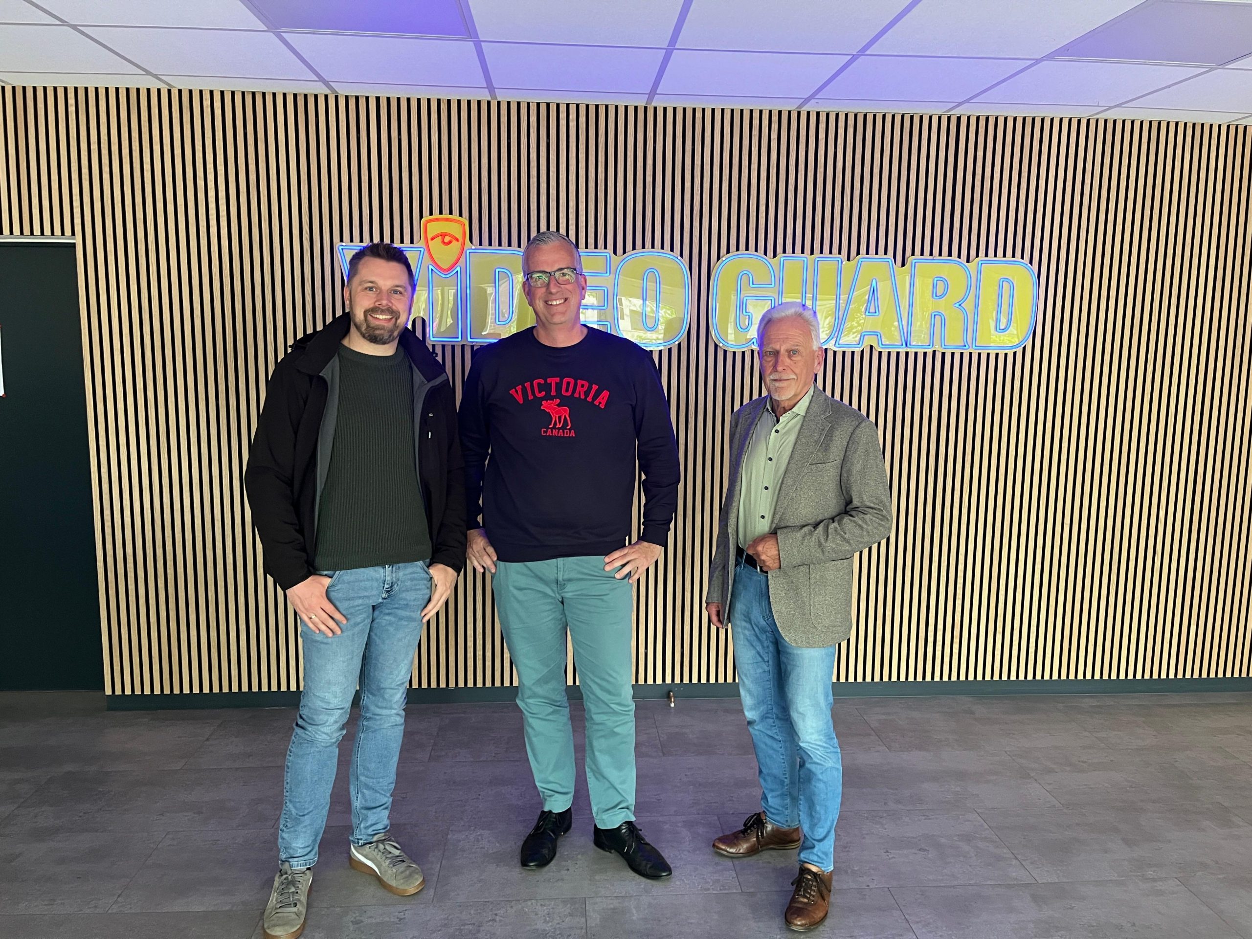 Joachim Duin, Oliver Galle, Jörn Windler und Hans-Hermann Joachim beim Unternehmensbesuch bei VIDEO GUARD im Gewerbegebiet Hesel