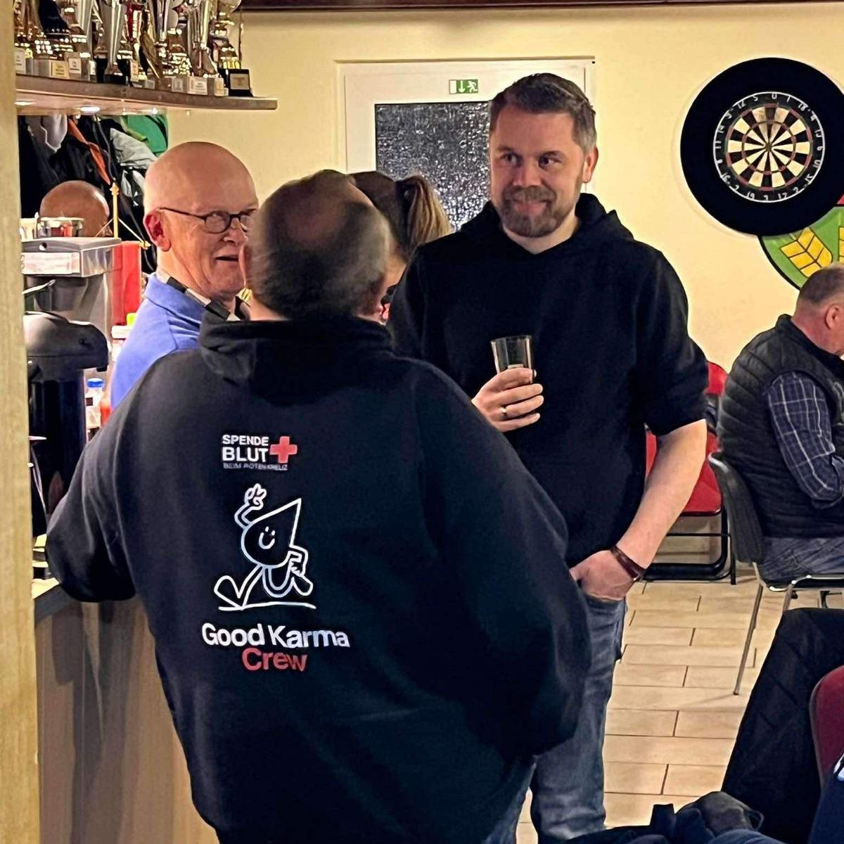Joachim Duin im Gespräch mit Mitgliedern verschiedener Vereine im Vereinsheim des Schützenvereins Hesel