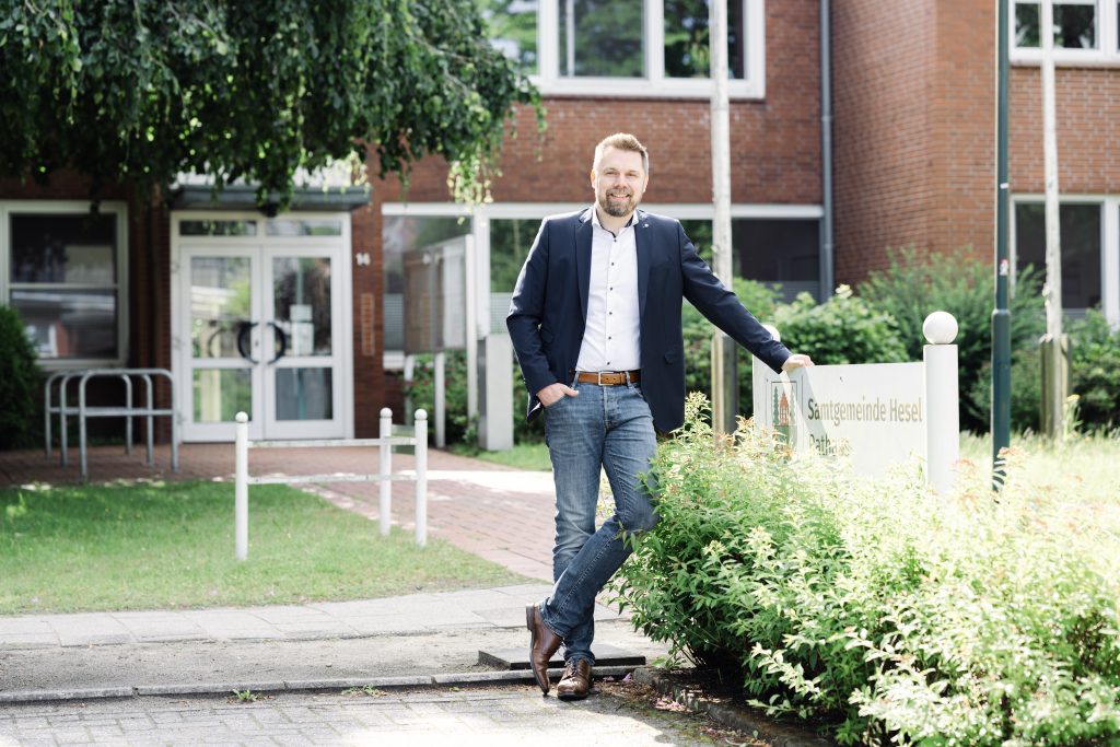 Joachim Duin vor dem Rathaus der Samtgemeinde Hesel