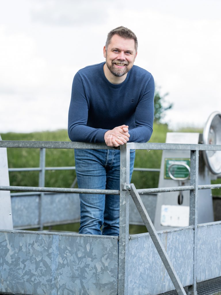 Joachim Duin auf der Kurbelfähre in der Samtgemeinde Hesel
